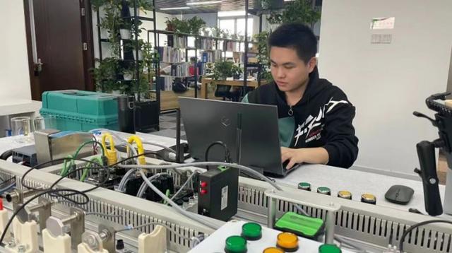 連摘三金！長寧代表隊在上海市第一屆職業技能大賽軟件開發賽項中表現搶眼